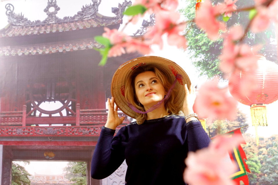 Người dân Nga thích thú trải nghiệm không gian văn hóa Việt Nam trong dịp Tết tại trung tâm thương mại Hà Nội-Moskva. (Ảnh: Trần Hiếu/TTXVN)