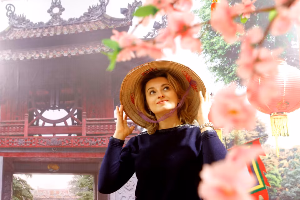 Người dân Nga thích thú trải nghiệm không gian văn hóa Việt Nam trong dịp Tết tại trung tâm thương mại Hà Nội-Moskva. (Ảnh: Trần Hiếu/TTXVN)