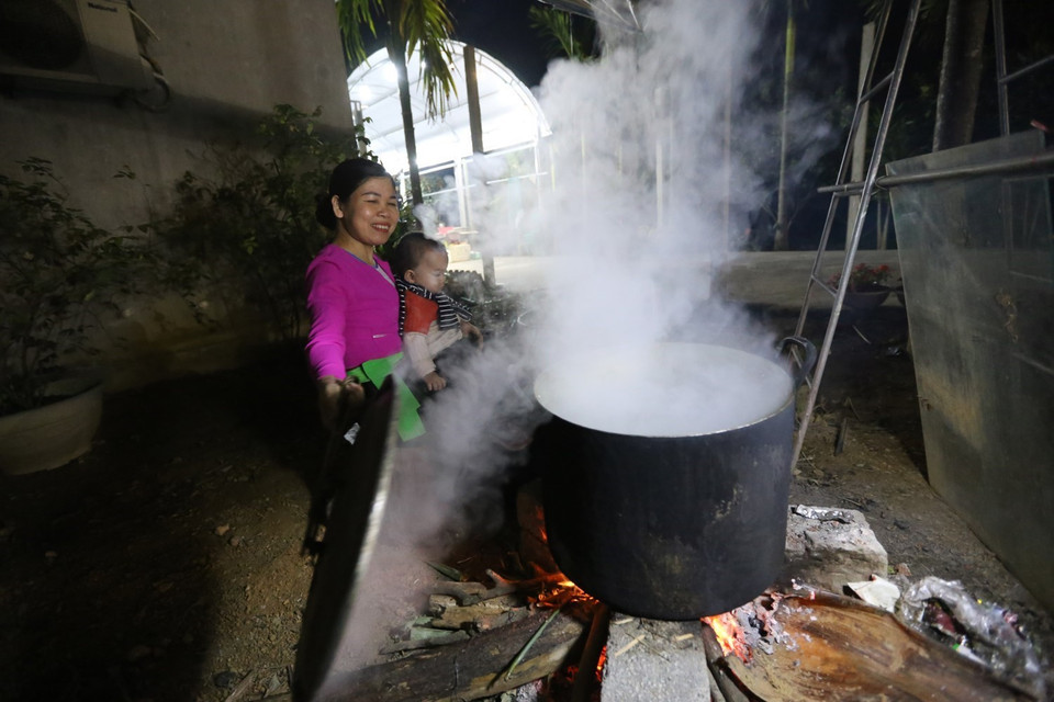 Sau khi gói xong, xếp bánh vào nồi, lót lá dong xuống đáy và trên cùng để không bị cháy và giữ được hơi. Đun trong khoảng 12 – 15 giờ, thỉnh thoảng thêm nước giữ cho ngập bánh. Luộc xong, rửa bánh trong nước lạnh cho sạch nhựa, để ráo hoặc túm lại treo lên. (Ảnh: Trọng Đạt/TTXVN)