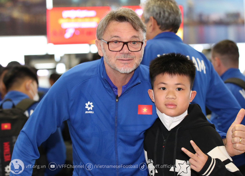 HLV Philippe Troussier chụp ảnh cùng một cổ động viên nhí. (Nguồn: VFF)