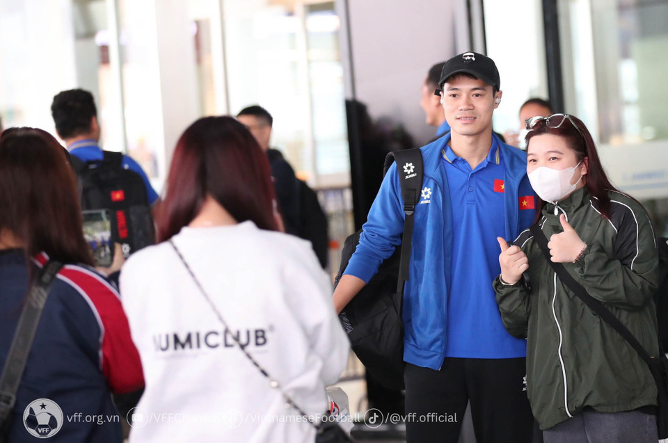 Văn Toàn chụp ảnh với người hâm mộ. (Nguồn: VFF)