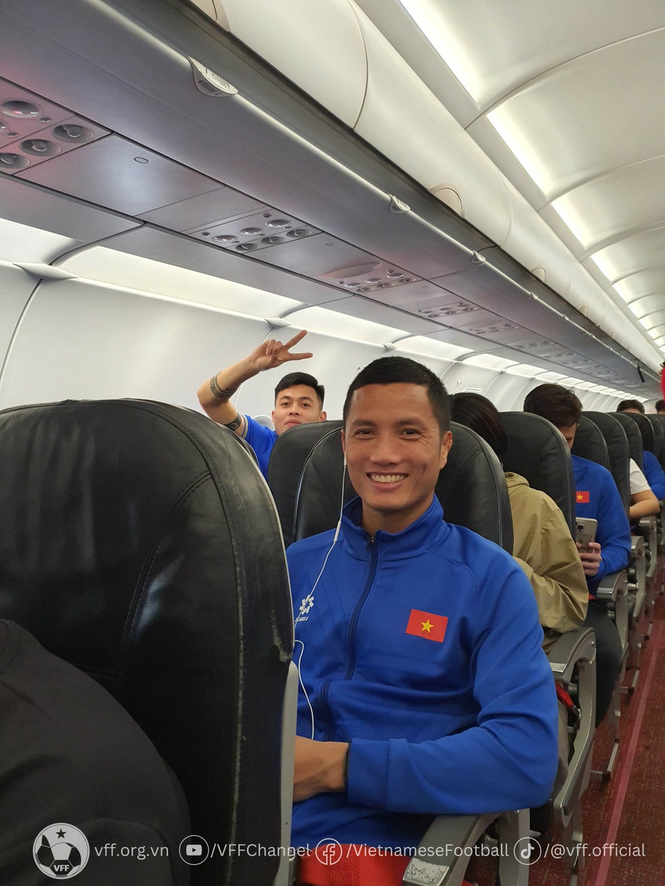 Các cầu thủ thoải mái trước chuyến bay. (Nguồn: VFF)