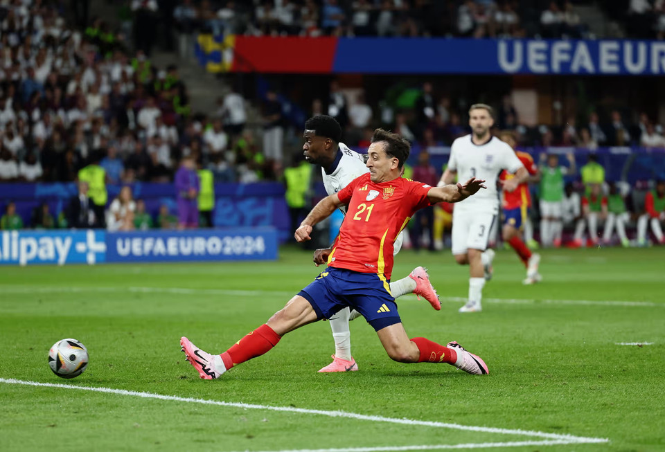 Nhưng 13 phút sau, cầu thủ vào sân từ băng ghế dự bị của Tây Ban Nha là Mikel Oyarzabal cũng đã ghi bàn. (Nguồn: Reuters)