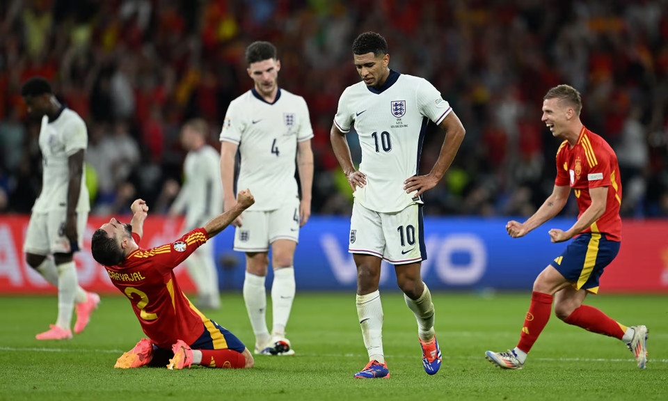Các cầu thủ Tây Ban Nha ăn mừng sau khi tiếng còi kết thúc trận đấu vang lên. (Nguồn: Getty Images)