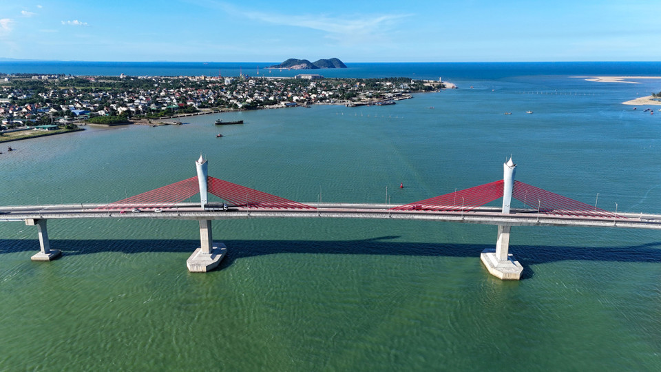 Điểm nhấn của cầu Cửa Hội nằm trên đỉnh cột bê tông với biểu tượng hình búp sen. (Ảnh: Hữu Quyết/TTXVN)