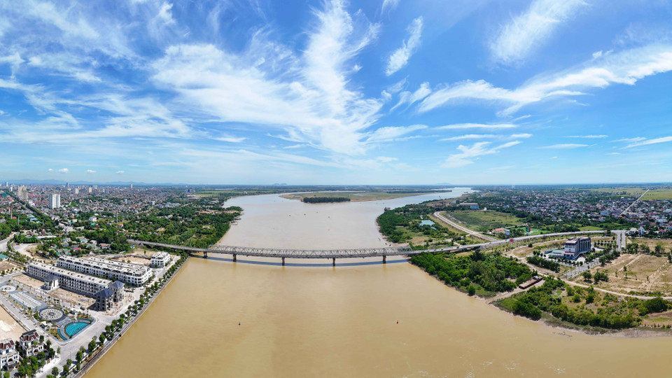 Khi hoàn thành vào năm 1990, cầu Bến Thủy I có ý nghĩa thúc đẩy sự phát triển kinh tế-xã hội của 2 tỉnh Nghệ An và Hà Tĩnh. (Ảnh: Hữu Quyết/TTXVN)