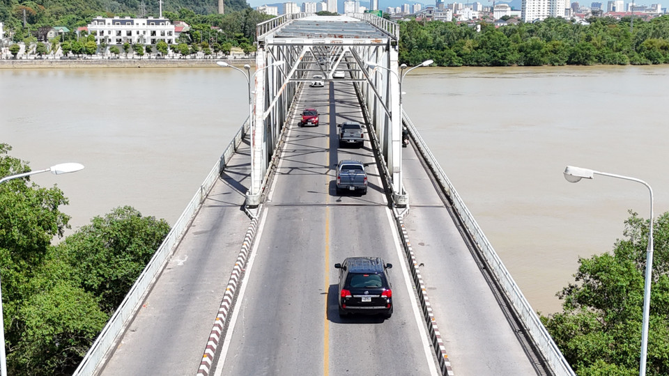 Phương tiện lưu thông trên cầu Bến Thủy I. (Ảnh: Hữu Quyết/TTXVN)