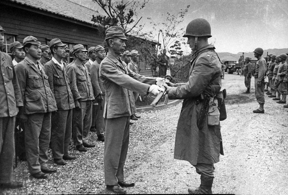 Sỹ quan Nhật trao kiếm của mình khi ra trình diện đầu hàng quân Đồng minh. Hành động này thể hiện sự khuất phục trước đối phương, đồng nghĩa với việc họ chấp nhận đầu hàng. (Ảnh: Tư liệu quốc tế/TTXVN) 