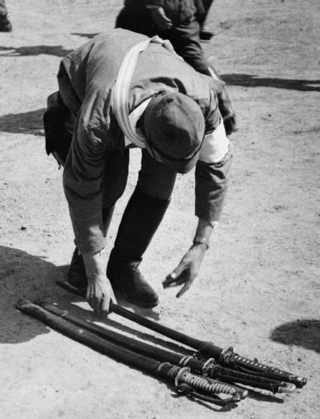 Quân Nhật giao nộp kiếm, đầu hàng Hồng quân Liên Xô (tháng 8/1945). (Ảnh: Tư liệu quốc tế/TTXVN)