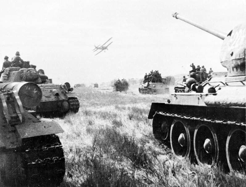 Thực hiện nghĩa vụ đồng minh trong các thỏa thuận tại Hội nghị Yalta (2/1945) và Hội nghị Postdam (7/1945), ngày 8/8/1945, Liên Xô tuyên chiến với Nhật và đêm 9/8, Hồng quân Liên Xô mở màn chiến dịch tấn công đội quân Quan Đông của Nhật tại Mãn Châu (Trung Quốc), tiêu diệt 1 triệu tên, giải phóng Đông Bắc Trung Quốc và Bắc Triều Tiên, đập tan căn cứ kinh tế quân sự-bàn đạp chiến tranh của Nhật trên lục địa, góp phần kết thúc Chiến tranh thế giới thứ hai ở khu vực châu Á-Thái Bình Dương. (Ảnh: Tư liệu quốc tế/TTXVN)