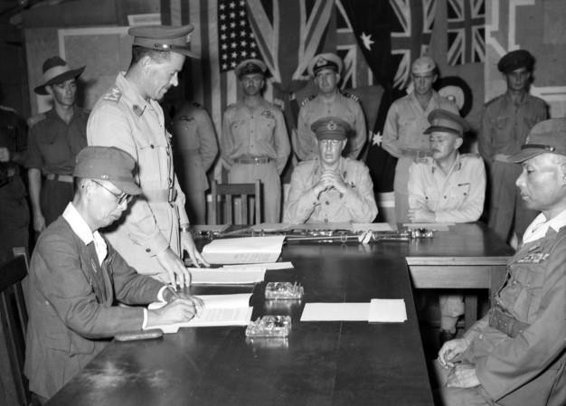 Tướng Masatane Kanda ký văn kiện đầu hàng của quân Nhật trên đảo Bougainville, New Guinea (nay là Papua New Guinea). (Ảnh: Tư liệu quốc tế/TTXVN)