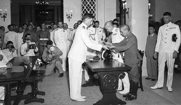 Sỹ quan Nhật Bản ra trình diện, đầu hàng quân Đồng Minh đều tự giao nộp thanh kiếm của mình. (Ảnh: Tư liệu quốc tế/TTXVN)