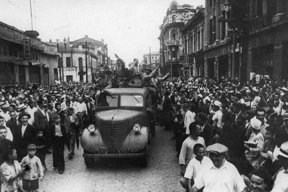 Người dân Cáp Nhĩ Tân (Trung Quốc) chào đón các chiến sỹ Hồng quân Liên Xô vào giải phóng thành phố, ngày 20/8/1945. (Ảnh: Tư liệu quốc tế/TTXVN)