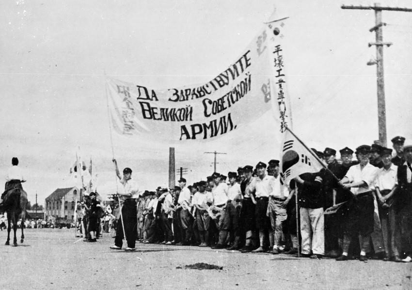 Ngày 25/8/1945, quân đội Nhật ở khu vực phía Bắc Triều Tiên bị giải trừ quân bị hoàn toàn. Giải phóng Triều Tiên là kết quả đấu tranh nhuộm máu của bao con người, quân đội Liên Xô đã hy sinh to lớn cho cuộc chiến này. Trong ảnh: Nhân dân Bắc Triều Tiên chào đón các chiến sỹ Hồng quân Liên Xô vào giải phóng, ngày 24/8/1945. (Ảnh: Tư liệu quốc tế/TTXVN)