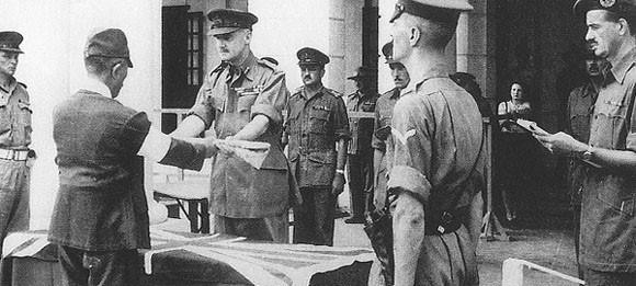 Sỹ quan, binh lính Nhật ra trình diện, đầu hàng quân Đồng minh đều tự giao nộp thanh kiếm của mình. (Ảnh: Tư liệu quốc tế/TTXVN)