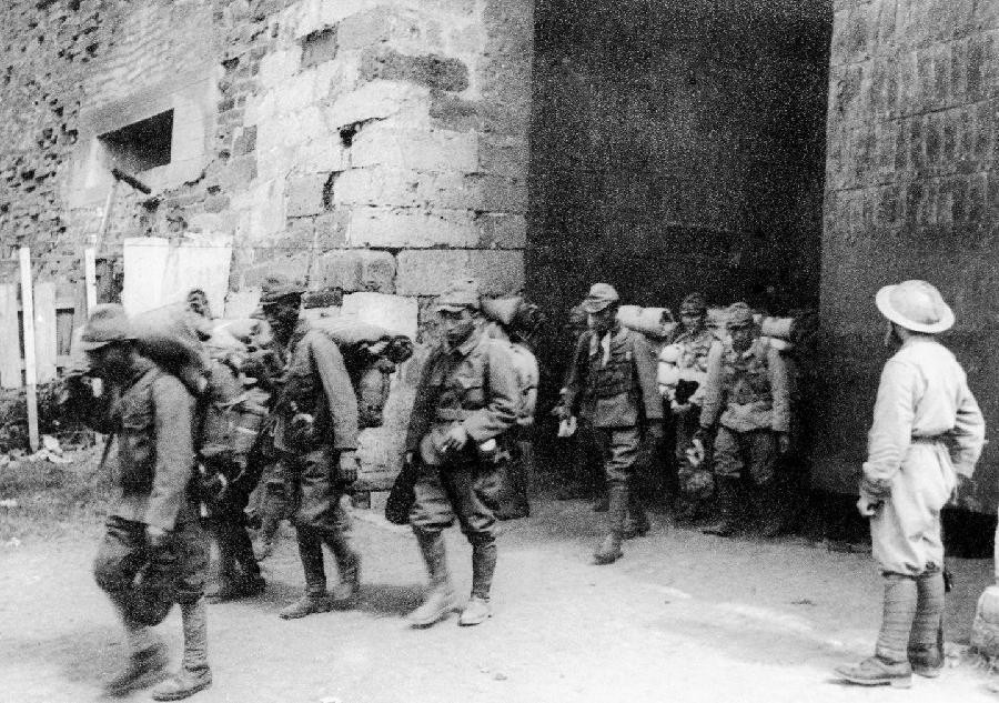 Binh lính Nhật rút khỏi Nam Kinh, Trung Quốc dưới sự giám sát của quân Anh. (Ảnh: Tư liệu quốc tế/TTXVN)