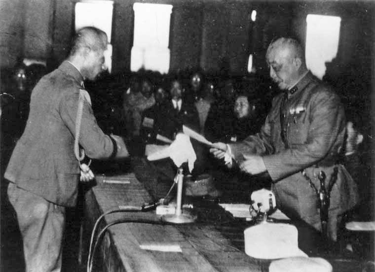 Tướng Rikichi Ando (trái), Toàn quyền Nhật tại Đài Loan ký và trao văn kiện đầu hàng cho đại diện Quốc Dân Đảng - đại diện quân Đồng minh. (Ảnh: Tư liệu quốc tế/TTXVN) 