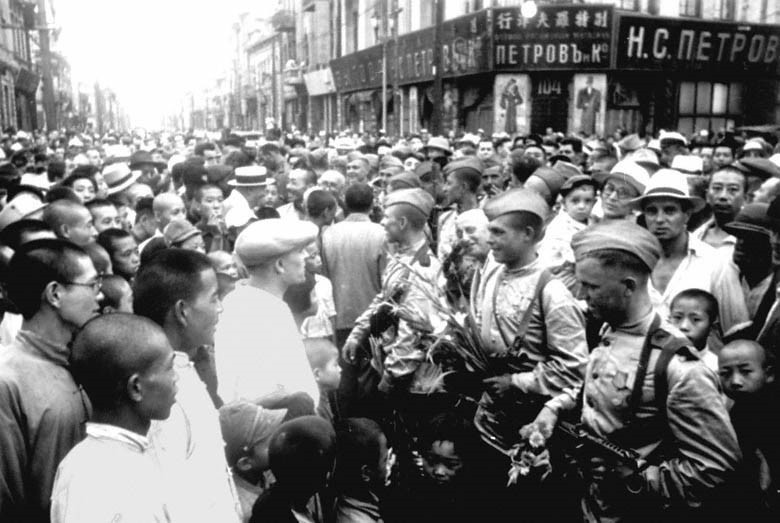 Người dân Cáp Nhĩ Tân (Trung Quốc) chào đón các chiến sỹ Hồng quân Liên Xô vào giải phóng thành phố, ngày 20/8/1945.(Ảnh: Tư liệu quốc tế/TTXVN) 