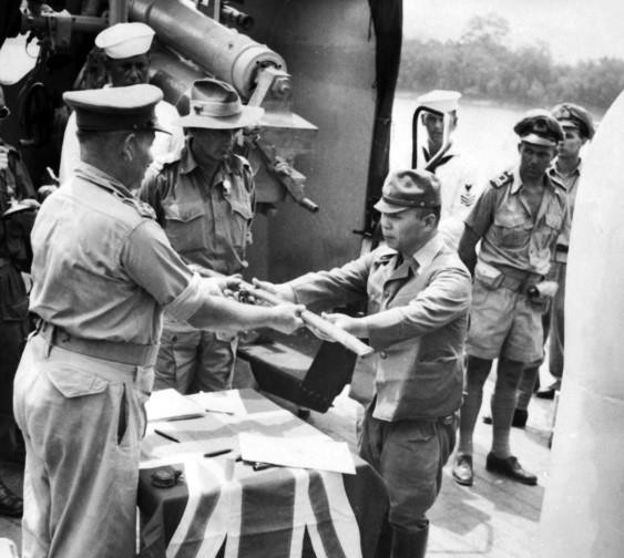 Lễ đầu hàng chính thức của quân Nhật trước lực lượng quân đội Australia trên tàu HMAS Kapunda tại Kuching, Vương quốc Sarawak, ngày 11/9/1945.(Ảnh: Tư liệu quốc tế/TTXVN)