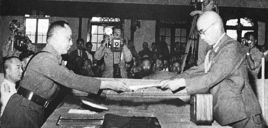 Đại diện quân đội Quốc Dân Đảng tiếp nhận văn bản, chấp thuận sự đầu hàng vô điều kiện của Nhật Bản tại Nam Kinh (Trung Quốc), ngày 9/9/1945. (Ảnh: Tư liệu quốc tế/TTXVN)