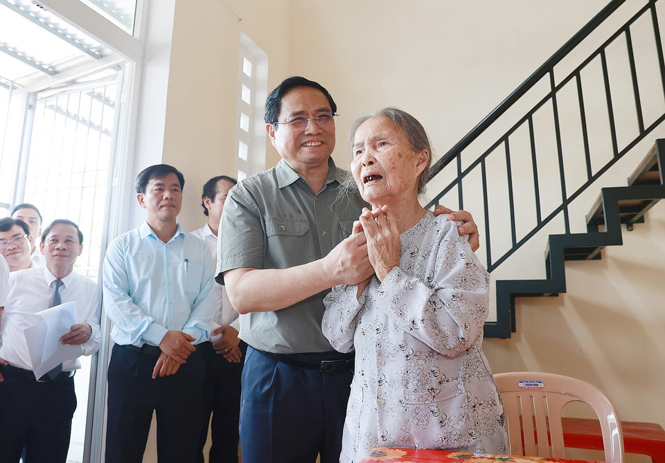 Thủ tướng Phạm Minh Chính thăm, động viên người dân Khu tái định cư Dự án di dời dân cư giải phóng mặt bằng khu vực I Kinh Thành Huế. (Ảnh: Dương Giang/TTXVN)