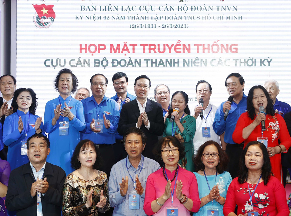 Chủ tịch nước Võ Văn Thưởng với các đại biểu dự buổi họp mặt. (Ảnh: Thống Nhất/TTXVN)