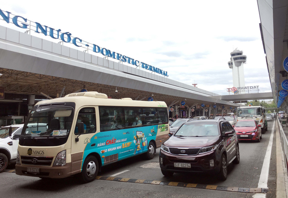 Các làn xe đưa, đón khách tại sân bay Tân Sơn Nhất luôn có rất nhiều xe ôtô “nối đuôi” nhau. (Ảnh: Tiến Lực/TTXVN)