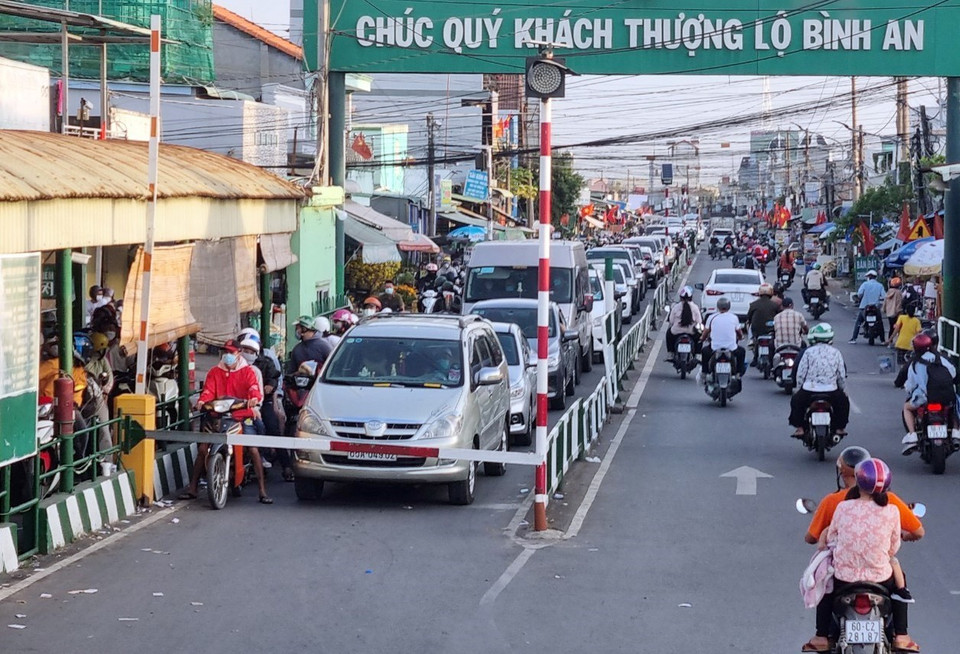 Các phương tiện xếp hàng chờ qua phà Cát Lái, nối huyện Nhơn Trạch (Đồng Nai) và thành phố Thủ Đức (Thành phố Hồ Chí Minh). (Ảnh: TTXVN phát)