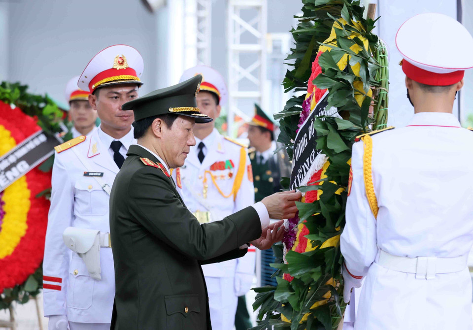 Thượng tướng Lương Tam Quang, Bí thư Đảng ủy Công an Trung ương, Bộ trưởng Bộ Công an viếng Tổng Bí thư Nguyễn Phú Trọng. (Ảnh: TTXVN)