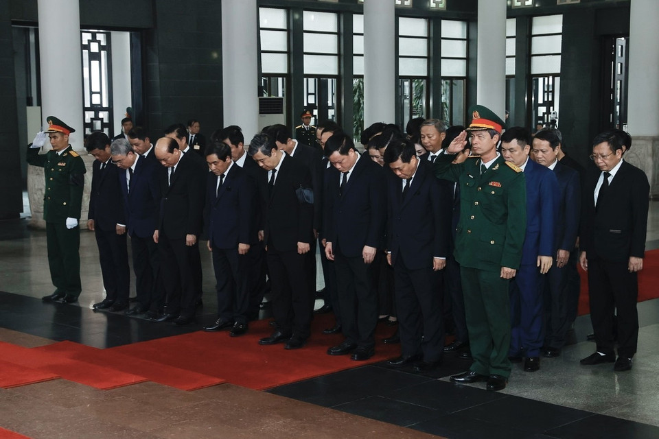 Đoàn đại biểu tỉnh Thái Bình viếng Tổng Bí thư Nguyễn Phú Trọng. (Ảnh: TTXVN)