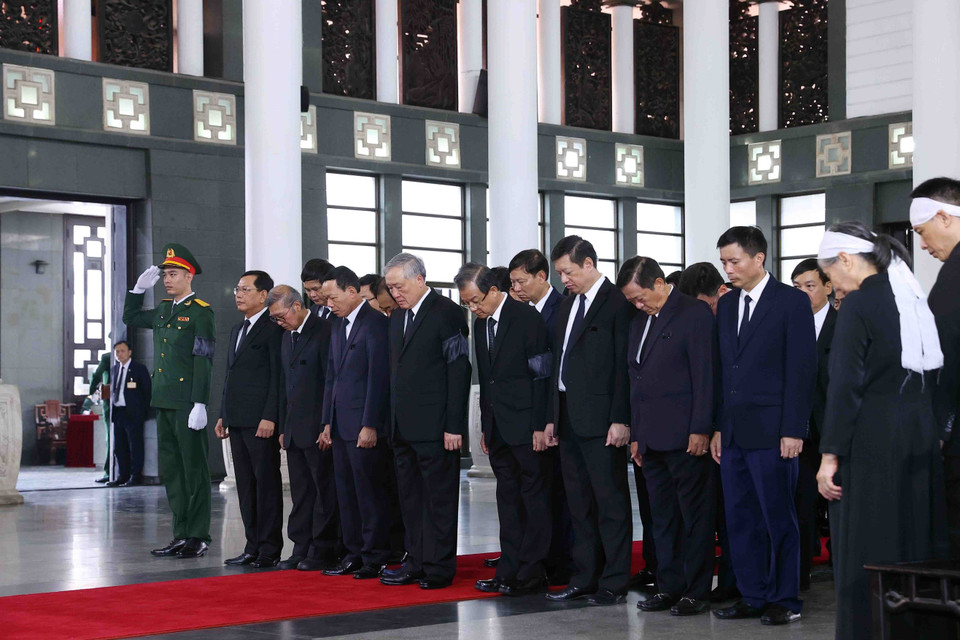 Đoàn Tòa án Nhân dân tối cao do đồng chí Nguyễn Hòa Bình, Ủy viên Bộ Chính trị, Bí thư Trung ương Đảng, Chánh án Tòa án Nhân dân tối cao làm Trưởng đoàn, viếng Tổng Bí thư Nguyễn Phú Trọng. (Ảnh: TTXVN)