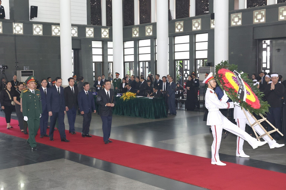 Đoàn đại biểu tỉnh Phú Thọ viếng Tổng Bí thư Nguyễn Phú Trọng. (Ảnh: TTXVN)