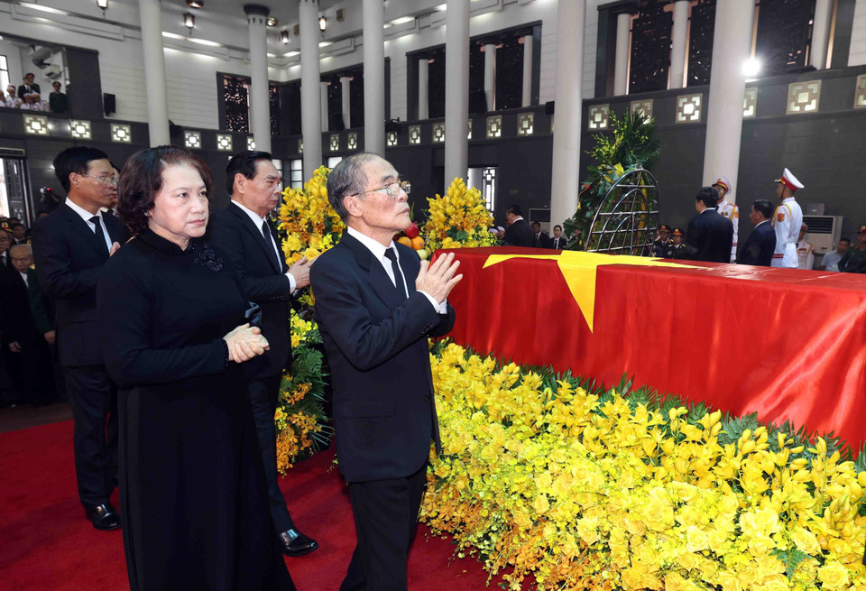 Đoàn Ban Chấp hành Trung ương Đảng Cộng sản Việt Nam vào viếng Tổng Bí thư Nguyễn Phú Trọng. (Ảnh: TTXVN)