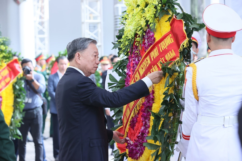 Đồng chí Tô Lâm, Ủy viên Bộ Chính trị, Chủ tịch nước dẫn đầu Đoàn Ban Chấp hành Trung ương Đảng vào viếng Tổng Bí thư Nguyễn Phú Trọng. (Ảnh: TTXVN)