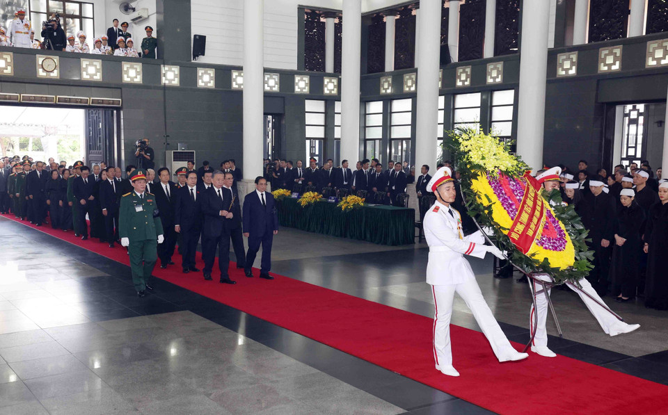 Đoàn Ban Chấp hành Trung ương Đảng Cộng sản Việt Nam do đồng chí Tô Lâm, Ủy viên Bộ Chính trị, Chủ tịch nước làm Trưởng đoàn, kính viếng Tổng Bí thư Nguyễn Phú Trọng. (Ảnh: TTXVN)
