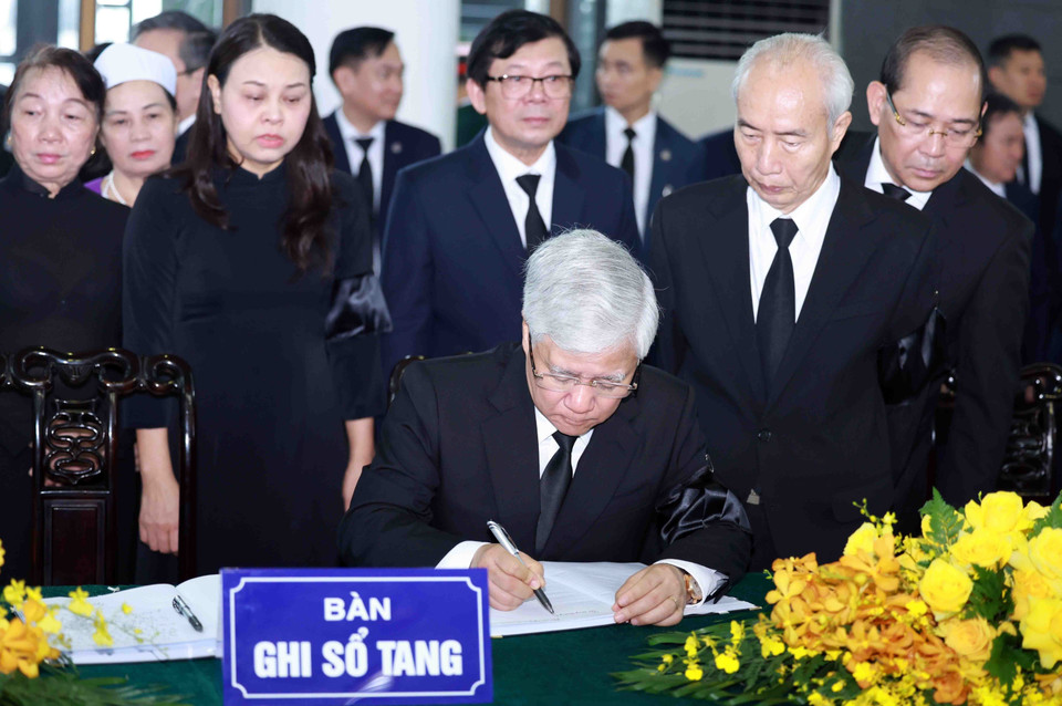 Ủy viên Bộ Chính trị, Chủ tịch Ủy ban Trung ương Mặt trận Tổ quốc Việt Nam Đỗ Văn Chiến ghi sổ tang Tổng Bí thư Nguyễn Phú Trọng tại Nhà tang lễ Quốc gia, số 5 Trần Thánh Tông, Hà Nội. (Ảnh: TTXVN)