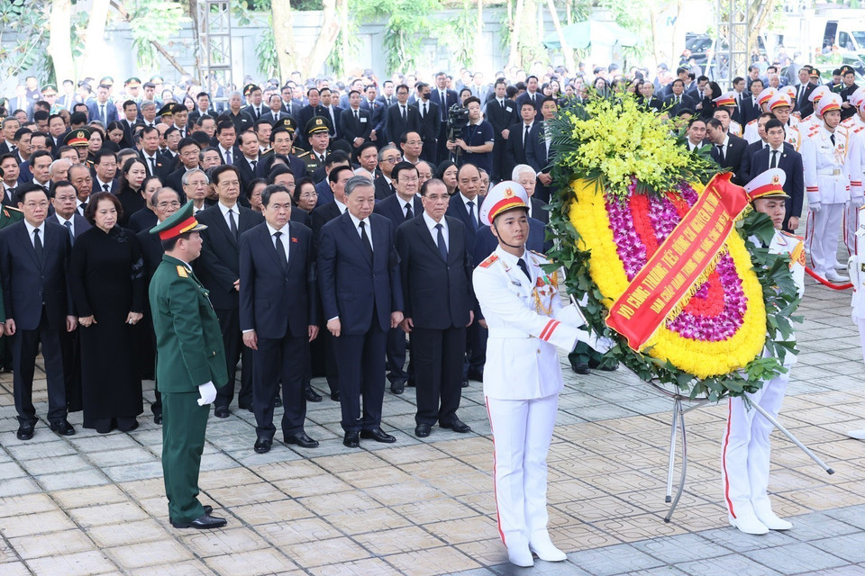 Đoàn Ban Chấp hành Trung ương Đảng Cộng sản Việt Nam do đồng chí Tô Lâm, Ủy viên Bộ Chính trị, Chủ tịch nước làm Trưởng đoàn, chuẩn bị vào viếng Tổng Bí thư Nguyễn Phú Trọng. (Ảnh: TTXVN)
