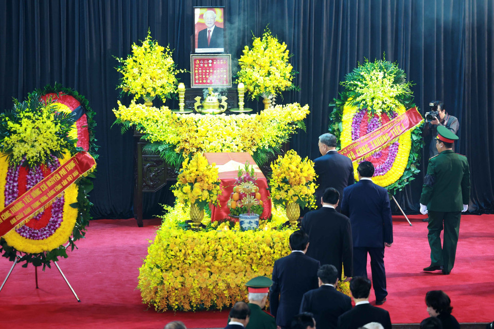 Đoàn Ban Chấp hành Trung ương Đảng Cộng sản Việt Nam do đồng chí Tô Lâm, Ủy viên Bộ Chính trị, Chủ tịch nước làm Trưởng đoàn, kính viếng Tổng Bí thư Nguyễn Phú Trọng. (Ảnh: TTXVN)