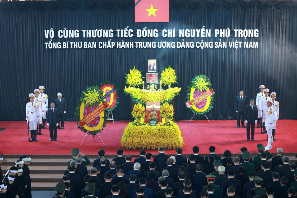 Đoàn Ban Chấp hành Trung ương Đảng Cộng sản Việt Nam do đồng chí Tô Lâm, Ủy viên Bộ Chính trị, Chủ tịch nước làm Trưởng đoàn, kính viếng Tổng Bí thư Nguyễn Phú Trọng. (Ảnh: TTXVN)