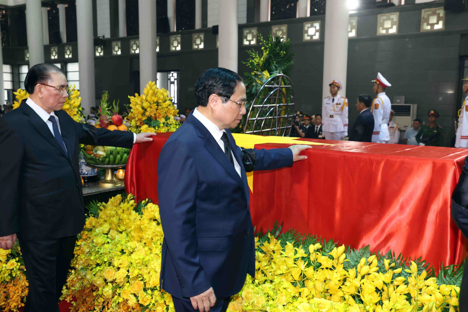 Đoàn Ban Chấp hành Trung ương Đảng Cộng sản Việt Nam vào viếng Tổng Bí thư Nguyễn Phú Trọng. (Ảnh: TTXVN)