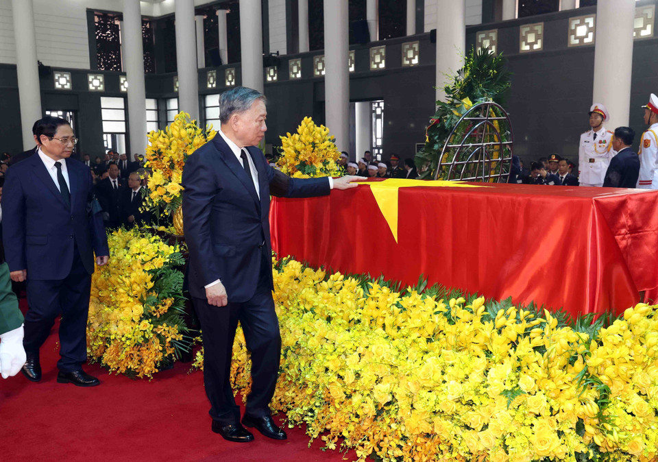 Đoàn Ban Chấp hành Trung ương Đảng Cộng sản Việt Nam vào viếng Tổng Bí thư Nguyễn Phú Trọng. (Ảnh: TTXVN)