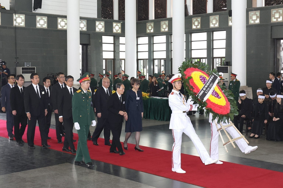 Đoàn Nhật Bản do Nguyên Thủ tướng Nhật Bản Suga Yoshihide, đặc phái viên của Thủ tướng Kishida Fumio viếng Tổng Bí thư Nguyễn Phú Trọng. (Ảnh: TTXVN)