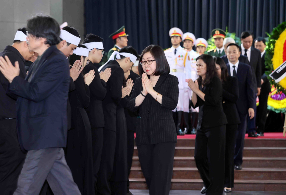 Đoàn Thông tấn xã Việt Nam viếng, chia buồn với gia quyến Tổng Bí thư Nguyễn Phú Trọng. (Ảnh: TTXVN)