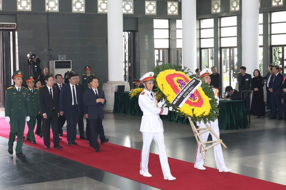 Đoàn tỉnh Lâm Đồng viếng Tổng Bí thư Nguyễn Phú Trọng. (Ảnh: TTXVN)
