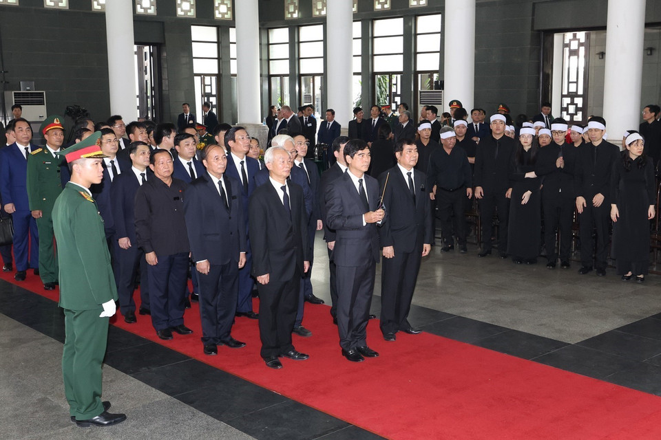 Đoàn tỉnh Vĩnh Phúc viếng Tổng Bí thư Nguyễn Phú Trọng. (Ảnh: TTXVN)