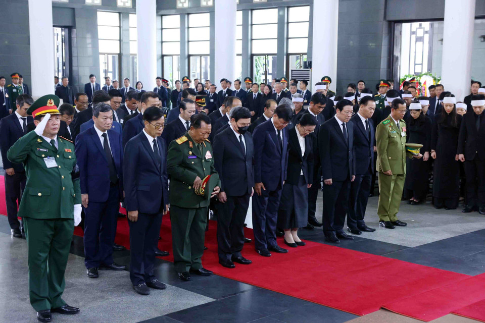 Đoàn đại biểu cấp cao Đảng, Nhà nước Lào do Tổng Bí thư, Chủ tịch nước Thongloun Sisoulith làm Trưởng đoàn, viếng Tổng Bí thư Nguyễn Phú Trọng. (Ảnh: TTXVN)