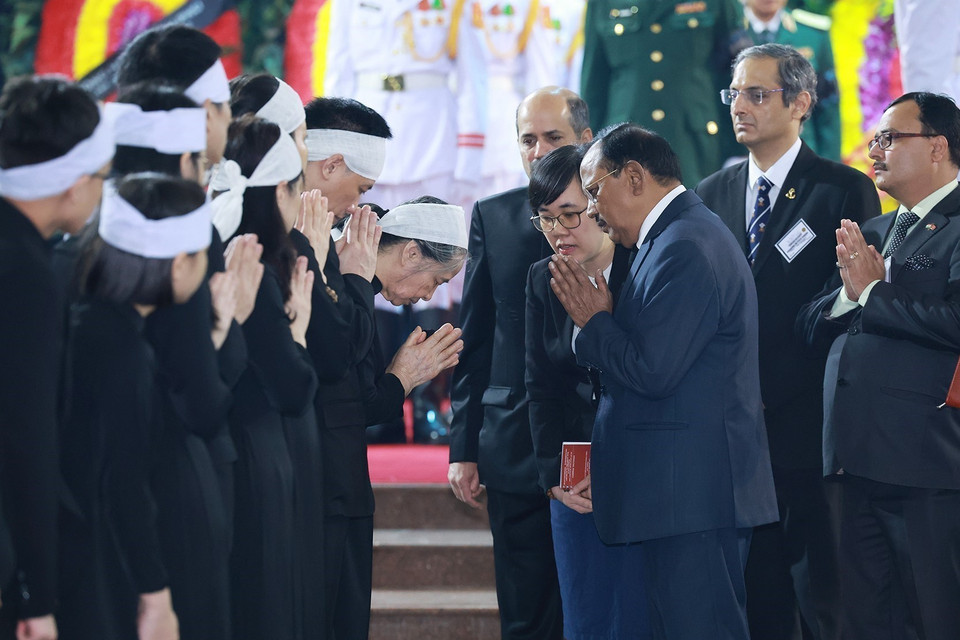 Cố vấn An ninh quốc gia của Thủ tướng Ấn Độ Ajit Doval chia buồn với gia quyến Tổng Bí thư Nguyễn Phú Trọng. (Ảnh: TTXVN)