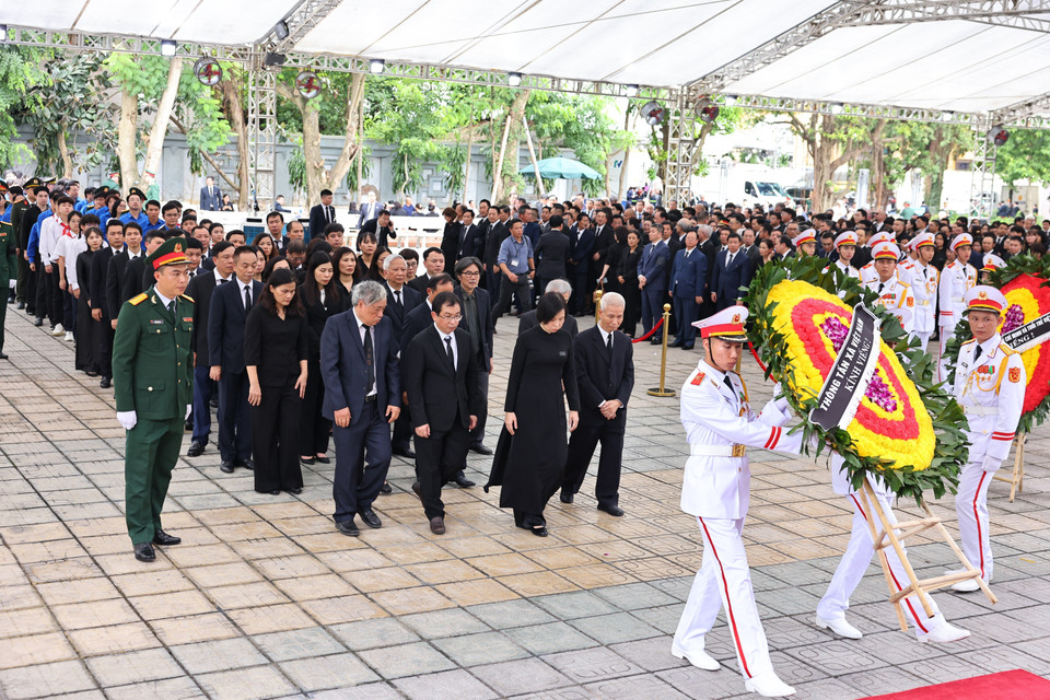 Đoàn Thông tấn xã Việt Nam vào viếng Tổng Bí thư Nguyễn Phú Trọng. (Ảnh: TTXVN)