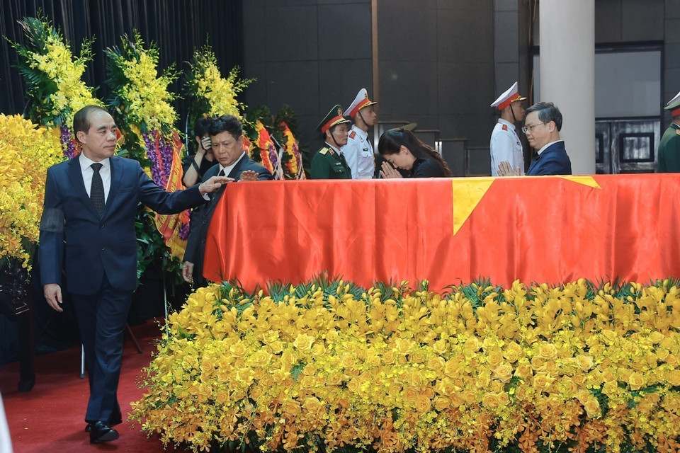 Đoàn tỉnh Tuyên Quang viếng Tổng Bí thư Nguyễn Phú Trọng. (Ảnh: TTXVN)