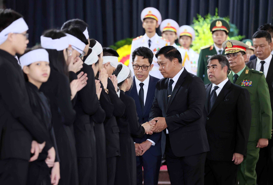 Đoàn Myanmar do Phó Thủ tướng, Bộ trưởng Bộ Quốc phòng Mya Tun Oo làm trưởng đoàn chia buồn với gia quyến Tổng Bí thư Nguyễn Phú Trọng. (Ảnh: TTXVN)